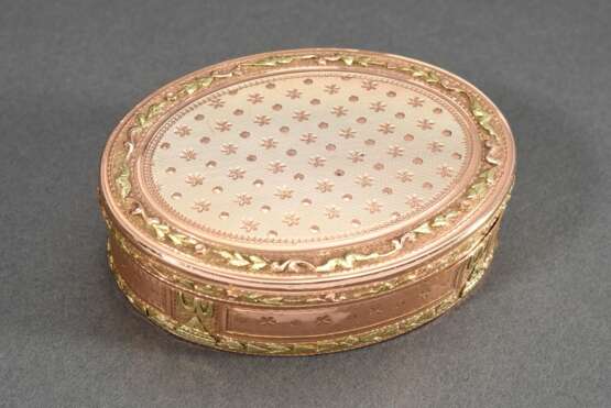 Hochfeine ovale Louis XVI Schnupftabakdose in Bicolor Gold, allseitig umlaufende halbplastische Blattfriese und Streifenguilloché mit alternierenden Stern- und Punktgravuren, innen 2x 3fach punziert, Frankreich 2. Hälfte… - фото 2