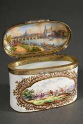 Kleine hochovale Meissen Porzellan Schnupftabakdose mit lupenfeiner polychromer Malerei „Kriegsszenen“ in Goldornament Kartuschen auf Vorder- und Rückseite sowie gewölbtem Scharnierdeckel in Silber Montierung mit florale…