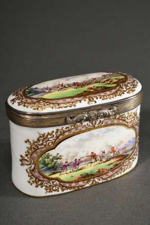 Kleine hochovale Meissen Porzellan Schnupftabakdose mit lupenfeiner polychromer Malerei „Kriegsszenen“ in Goldornament Kartuschen auf Vorder- und Rückseite sowie gewölbtem Scharnierdeckel in Silber Montierung mit florale… - фото 4