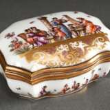 Hochfeine kartuschförmige Meissen Porzellan Schnupftabakdose mit allseitiger lupenfeiner polychromer Höroldt Chinoiserie Malerei auf Goldornament Konsolen, stark gewölbter Scharnierdeckel in Gold Montierung mit „Musizier… - Foto 1