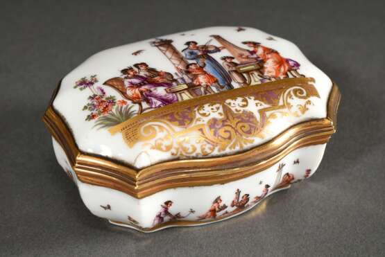 Hochfeine kartuschförmige Meissen Porzellan Schnupftabakdose mit allseitiger lupenfeiner polychromer Höroldt Chinoiserie Malerei auf Goldornament Konsolen, stark gewölbter Scharnierdeckel in Gold Montierung mit „Musizier… - фото 1