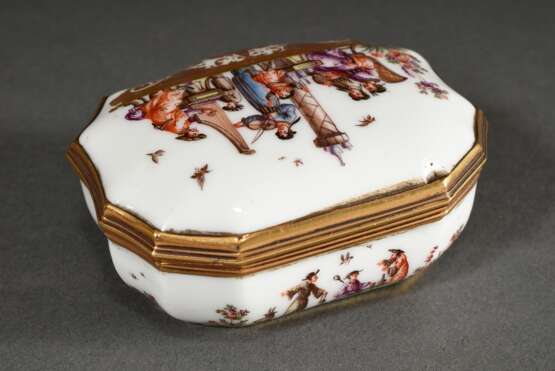 Hochfeine kartuschförmige Meissen Porzellan Schnupftabakdose mit allseitiger lupenfeiner polychromer Höroldt Chinoiserie Malerei auf Goldornament Konsolen, stark gewölbter Scharnierdeckel in Gold Montierung mit „Musizier… - фото 2