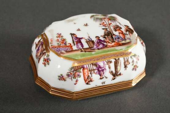 Hochfeine kartuschförmige Meissen Porzellan Schnupftabakdose mit allseitiger lupenfeiner polychromer Höroldt Chinoiserie Malerei auf Goldornament Konsolen, stark gewölbter Scharnierdeckel in Gold Montierung mit „Musizier… - фото 3