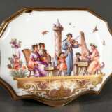 Hochfeine kartuschförmige Meissen Porzellan Schnupftabakdose mit allseitiger lupenfeiner polychromer Höroldt Chinoiserie Malerei auf Goldornament Konsolen, stark gewölbter Scharnierdeckel in Gold Montierung mit „Musizier… - photo 4