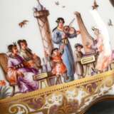 Hochfeine kartuschförmige Meissen Porzellan Schnupftabakdose mit allseitiger lupenfeiner polychromer Höroldt Chinoiserie Malerei auf Goldornament Konsolen, stark gewölbter Scharnierdeckel in Gold Montierung mit „Musizier… - photo 5