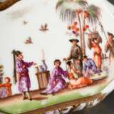 Hochfeine kartuschförmige Meissen Porzellan Schnupftabakdose mit allseitiger lupenfeiner polychromer Höroldt Chinoiserie Malerei auf Goldornament Konsolen, stark gewölbter Scharnierdeckel in Gold Montierung mit „Musizier… - photo 6