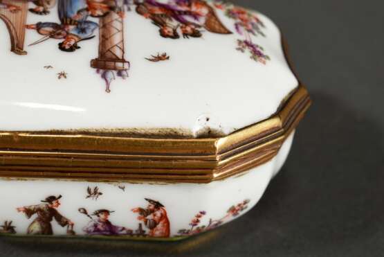 Hochfeine kartuschförmige Meissen Porzellan Schnupftabakdose mit allseitiger lupenfeiner polychromer Höroldt Chinoiserie Malerei auf Goldornament Konsolen, stark gewölbter Scharnierdeckel in Gold Montierung mit „Musizier… - photo 10