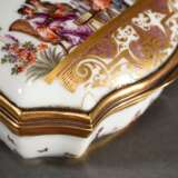 Hochfeine kartuschförmige Meissen Porzellan Schnupftabakdose mit allseitiger lupenfeiner polychromer Höroldt Chinoiserie Malerei auf Goldornament Konsolen, stark gewölbter Scharnierdeckel in Gold Montierung mit „Musizier… - photo 11