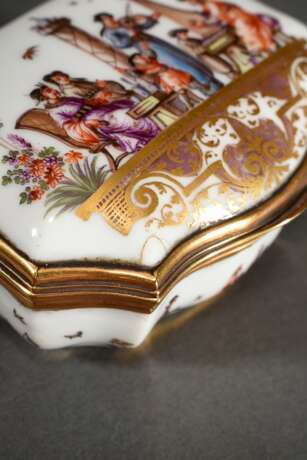 Hochfeine kartuschförmige Meissen Porzellan Schnupftabakdose mit allseitiger lupenfeiner polychromer Höroldt Chinoiserie Malerei auf Goldornament Konsolen, stark gewölbter Scharnierdeckel in Gold Montierung mit „Musizier… - Foto 11