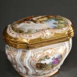 Hochfeine Marcolini Meissen Porzellan Schnupftabakdose in reliefiert bombierter Form mit allseitiger lupenfeiner polychromer Malerei „Jagdszenen und Tierhatz“ in zarten Goldkartuschen mit Muschelreliefs und Maskarons, ge… - photo 2