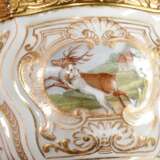 Hochfeine Marcolini Meissen Porzellan Schnupftabakdose in reliefiert bombierter Form mit allseitiger lupenfeiner polychromer Malerei „Jagdszenen und Tierhatz“ in zarten Goldkartuschen mit Muschelreliefs und Maskarons, ge… - фото 10