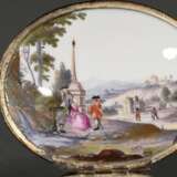 Große ovale Meissen Porzellan Schnupftabakdose mit polychromer lupenfeiner Malerei "Sächsische Schlösser" in Rocaille Relief Kartuschen, gewölbter Scharnierdeckel in Messing Montierung mit „Vornehme Gesellschaf… - photo 6