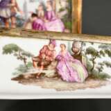 Leicht bombierte Meissen Porzellan Schnupftabakdose mit allseitiger polychromer Watteau Malerei, gewölbter Scharnierdeckel in Silber Montierung mit formatfüllender lupenfeiner Innenbemalung „Familie im Freien“, Interieur… - photo 6