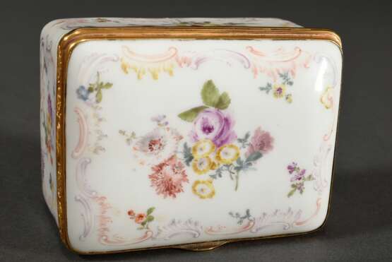 Große rechteckige Meissen Porzellan Schnupftabakdose mit zartfarbiger polychromer Malerei „Gestreute Blumen“ in reliefierten Rocaillrahmungen, leicht gewölbter Scharnierdeckel in floral gravierter Gold Fassung mit format… - photo 7