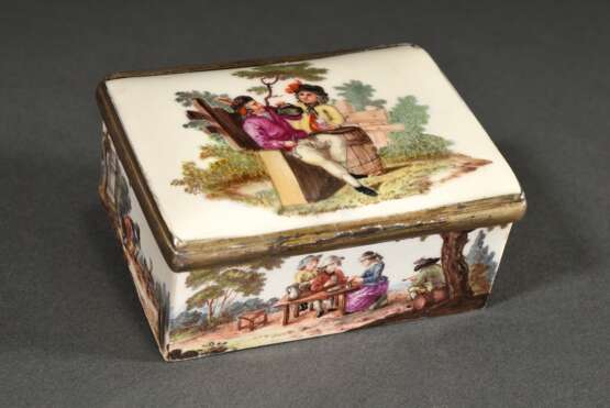 Kleine rechteckige Meissen Porzellan Schnupftabakdose mit allseitiger feiner polychromer Teniers Malerei, leicht gewölbter Scharnierdeckel in französischer Silber Montierung mit Darstellung „Zwei trinkende Männer“ außen … - фото 2