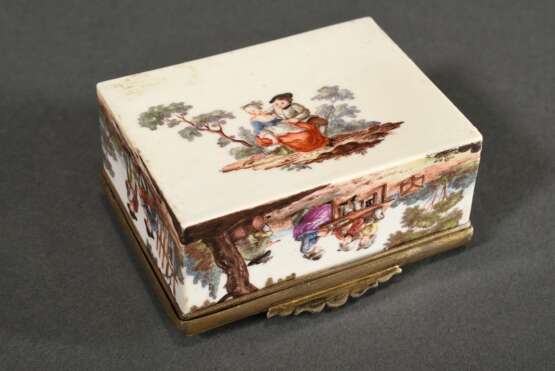 Kleine rechteckige Meissen Porzellan Schnupftabakdose mit allseitiger feiner polychromer Teniers Malerei, leicht gewölbter Scharnierdeckel in französischer Silber Montierung mit Darstellung „Zwei trinkende Männer“ außen … - Foto 6