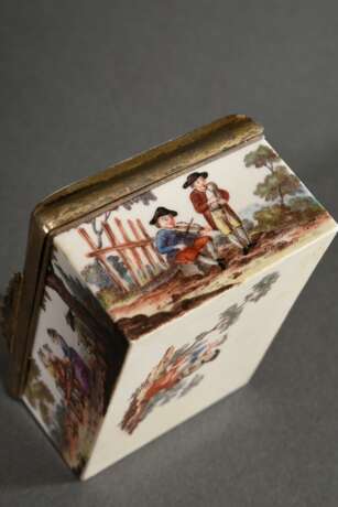 Kleine rechteckige Meissen Porzellan Schnupftabakdose mit allseitiger feiner polychromer Teniers Malerei, leicht gewölbter Scharnierdeckel in französischer Silber Montierung mit Darstellung „Zwei trinkende Männer“ außen … - фото 7