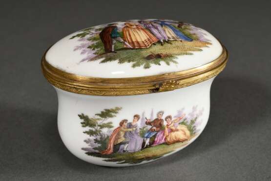 Oval bombierte Porzellan Schnupftabakdose in Meissen Art mit lupenfeiner polychromer Watteau Malerei, gewölbter Scharnierdeckel in vergoldeter Fassung, innen mit formatfüllender Szene "Gesellschaft in Landschaft&quo… - Foto 2