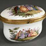 Oval bombierte Porzellan Schnupftabakdose in Meissen Art mit lupenfeiner polychromer Watteau Malerei, gewölbter Scharnierdeckel in vergoldeter Fassung, innen mit formatfüllender Szene "Gesellschaft in Landschaft&quo… - photo 2