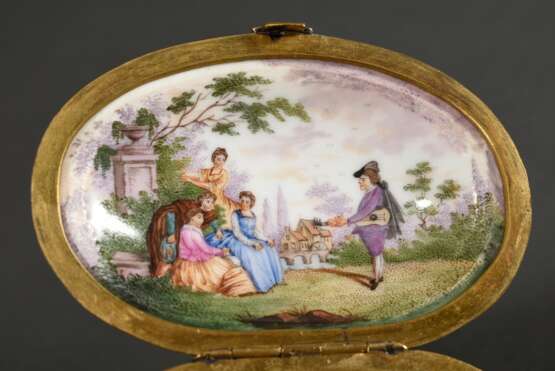 Oval bombierte Porzellan Schnupftabakdose in Meissen Art mit lupenfeiner polychromer Watteau Malerei, gewölbter Scharnierdeckel in vergoldeter Fassung, innen mit formatfüllender Szene "Gesellschaft in Landschaft&quo… - photo 6