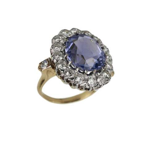 Excellent 18K gold ring with 10.96 carat sapphire and a scattering of diamonds. Diamonds 21th century - photo 3