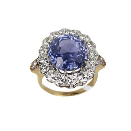 Excellent 18K gold ring with 10.96 carat sapphire and a scattering of diamonds. Diamonds 21th century - photo 4