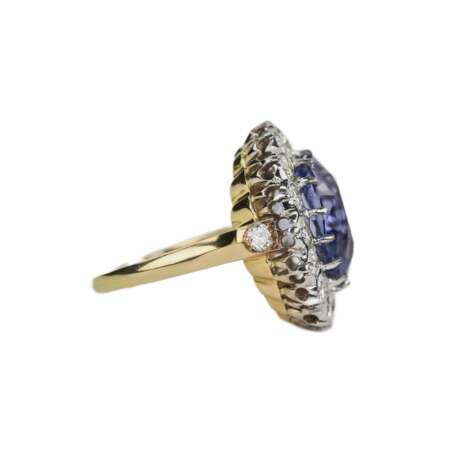 Excellent 18K gold ring with 10.96 carat sapphire and a scattering of diamonds. Diamonds 21th century - photo 6