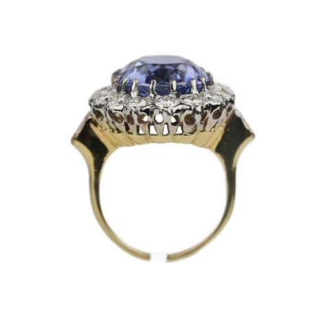 Excellent 18K gold ring with 10.96 carat sapphire and a scattering of diamonds. Diamonds 21th century - photo 8