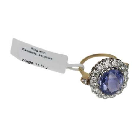 Excellent 18K gold ring with 10.96 carat sapphire and a scattering of diamonds. Diamonds 21th century - photo 10