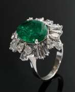 Обзор. Opulenter Weißgold 585 Cocktailring mit ovalem Smaragd (ca. 5,80ct, geölt) in Diamant Strahlenkranz (zus. ca. 4.20ct/VVSI-SI), 10,9g, Gr. 60