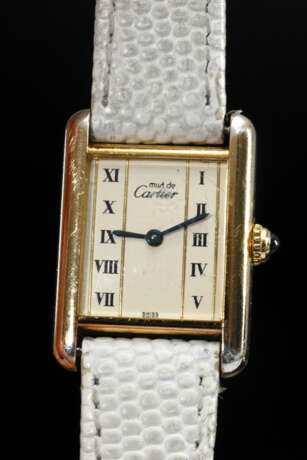 Vergoldete Silber 925 Cartier "Tank" Armbanduhr, Quartzwerk, Column Zifferblatt, synthetischer Spinell Kronenaufsatz, gebläute Zeiger, weißes Leder Armband nicht Original, 2,7x2cm, gangbar (keine Garantie auf W… - фото 1