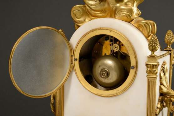 Marmor Pendule im Louis XVI Stil mit vergoldeten Bronze Dekorationen, Schmuckfriesen, seitlichen Ringhandhaben, kannelierten Pilastern mit Pinienzapfen und vollplastischem Aufsatz „Turteltauben“, Emaille Zifferblatt mit … - фото 8