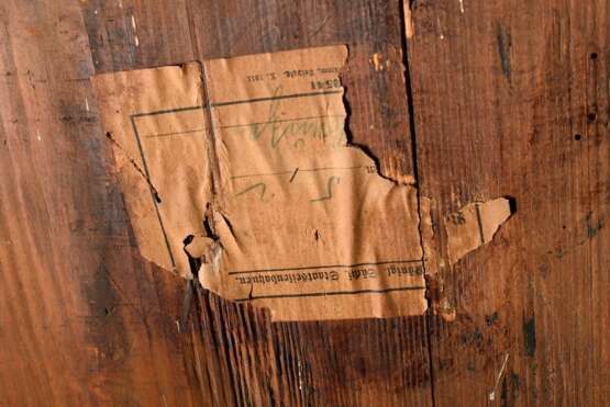 Barock Kabinettschrank mit gerader Front und getrepptem Giebel, dreischübiges leicht gebauchtes Kommodenteil und zweitüriger Aufsatz mit vielschübigem Interieur in Original Ochsengallenpapier Auskleidung, Nussbaum auf Na… - photo 11