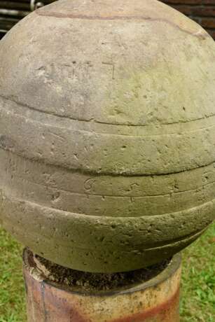 Antike Sandstein Sphären Sonnenuhr mit umlaufenden Zahlenringen und Resten der Eisen Verankerung des (Pfeil) Zeigers, wohl Frankreich, 18.Jh., auf ergänzter Ton Säule mit Salzglasur, H. 107cm - Foto 2