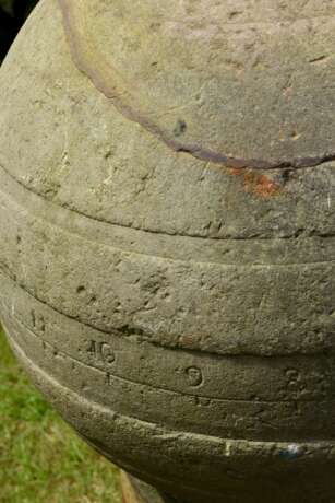 Antike Sandstein Sphären Sonnenuhr mit umlaufenden Zahlenringen und Resten der Eisen Verankerung des (Pfeil) Zeigers, wohl Frankreich, 18.Jh., auf ergänzter Ton Säule mit Salzglasur, H. 107cm - photo 4