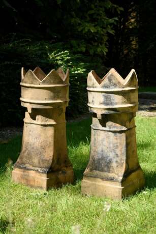 Paar Victorianische Terracotta Schornsteine mit Kronenaufsatz, sog. "King Top Chimney Pots" (als Blumenstand genutzt), England Anfang 20.Jh., H. 78,5cm - photo 1