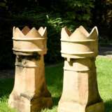 Paar Victorianische Terracotta Schornsteine mit Kronenaufsatz, sog. "King Top Chimney Pots" (als Blumenstand genutzt), England Anfang 20.Jh., H. 78,5cm - Foto 2