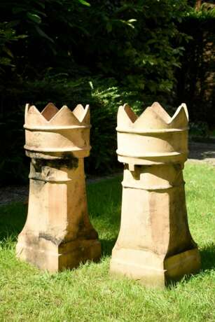 Paar Victorianische Terracotta Schornsteine mit Kronenaufsatz, sog. "King Top Chimney Pots" (als Blumenstand genutzt), England Anfang 20.Jh., H. 78,5cm - фото 2