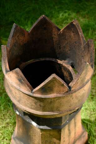 Victorianischer Terracotta Schornstein mit Kronenaufsatz, sog. "King Top Chimney Pot" (als Blumenstand genutzt), England Anfang 20.Jh., H. 74,5cm - фото 3