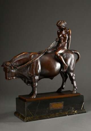 Haase-Ilsenburg, Hermann (1879-1960) „Europa auf dem Stier“ um 1925, Bronze auf Marmorsockel, auf der Plinthe sign., 51,5x47,5x14, partiell berieben, mit Widmungsplakette und Urkunde - фото 1