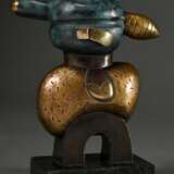 Alt, Omar (*1940) „Die Bienenkönigin“, 35/99, Bronze grün patiniert, brüniert und poliert, auf Steinsockel, sign./num., H. 26,3cm - Foto 2