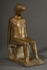 Lipp, Maren (1926-2015) &amp;quot;Sitzendes Mädchen&amp;quot; 1982, Bronze, verso sign./dat./num., 36/300, H. 22,7cm