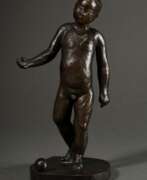 Sculptures. Frielinghaus, Hans Joachim (* 1937) &amp;quot;Junge mit Ball&amp;quot;, Bronze, 24/300, auf der Plinthe sign. &amp;quot;Hajof&amp;quot;, Gießerstempel &amp;quot;Barth Elmenhorst&amp;quot; und num., H. 23,5cm