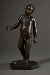 Frielinghaus, Hans Joachim (* 1937) &amp;quot;Junge mit Ball&amp;quot;, Bronze, 24/300, auf der Plinthe sign. &amp;quot;Hajof&amp;quot;, Gießerstempel &amp;quot;Barth Elmenhorst&amp;quot; und num., H. 23,5cm