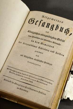 Schleswig-Holsteinisches Gesangbuch von 1828 in reich verziertem Einband, Gold punziertes und verschiedenfarbig eingefärbtes Leder mit Filigransilber Beschlägen und vergoldetem Monogramm sowie Datum 1831, Frontispiz besc… - Foto 9