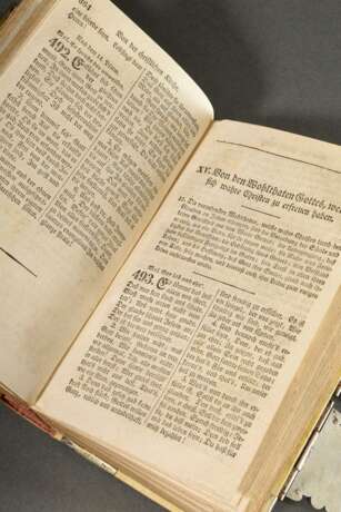 Schleswig-Holsteinisches Gesangbuch von 1828 in reich verziertem Einband, Gold punziertes und verschiedenfarbig eingefärbtes Leder mit Filigransilber Beschlägen und vergoldetem Monogramm sowie Datum 1831, Frontispiz besc… - фото 12