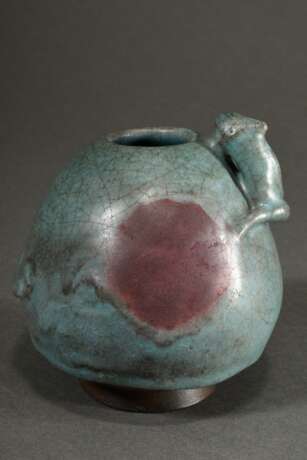 Eiförmige Junyao Vase mit appliziertem Regendrachen, himmelblaue Glasur mit zwei pfirsichroten Flecken, Unterrand und Fußring unglasiert, Boden glasiert, Song Dynastie, H. 13cm, Ø 11cm, Aufkleber mit Sammlungsnummer 69, … - фото 3