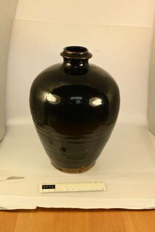 Meiping Vase, hellgrauer Scherben, glänzend schwarze Glasur, Boden unglasiert, Henan Ware, Ming Dynastie, H. 20,5cm, Ø 15cm, untere Lippe und Fußzone etwas best., auf der Schulter kleine Glasurschäden, Provenienz: erworb… - Foto 7