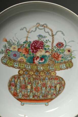 2 Große Glückwunsch Teller mit feiner Famille Rose Malerei "Blumenkorb", polychrom und goldstaffiert, China, Qing Dynastie, Ø 37cm, 1x defekt - photo 4