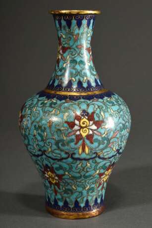 Kleine Cloisonné Balustervase mit floraler Musterung "Lotusblüten und -ranken" auf türkis Fond, vergoldete Stege, Bänder und Ränder, Boden mit 6-Zeichen Xuande Marke, China 18./19.Jh., H. 20,6cm, 1 Zelle min. d… - photo 1